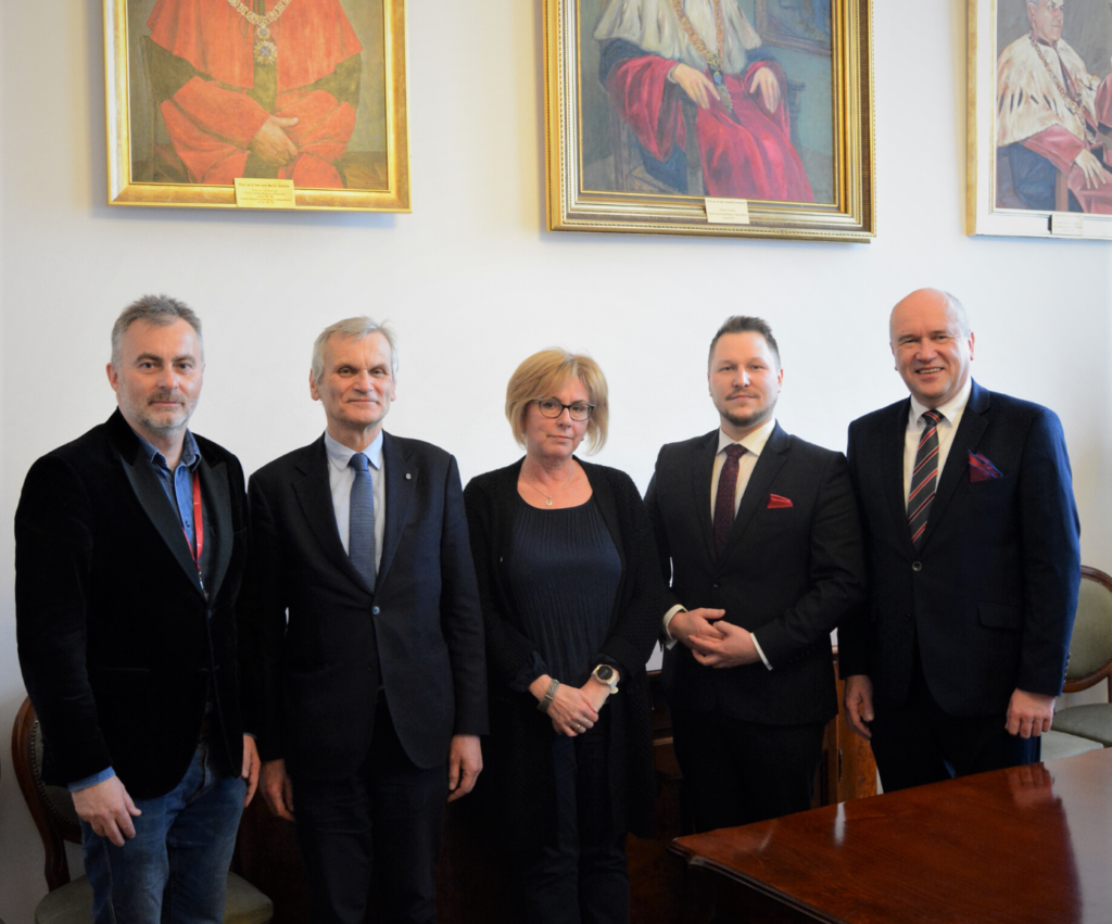 Jagiellonian University and Nivalit representatives standing